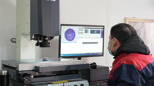 Con una visión aguda y una guía precisa, establecemos firmemente la línea de defensa de la calidad para los moldes.